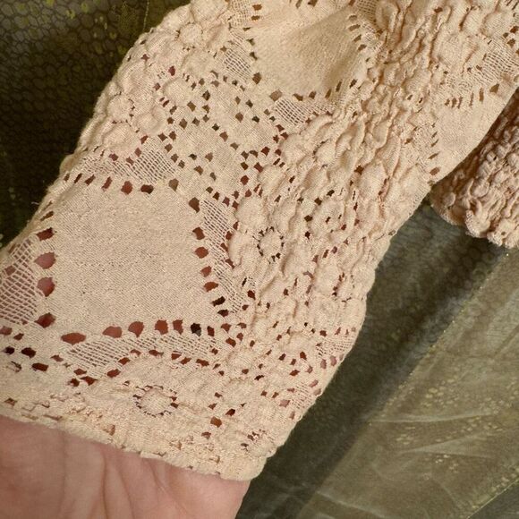 Gimmicks by BKE Light Peach Eyelet Smocked Stretch Henley Large - Picture 5 of 11